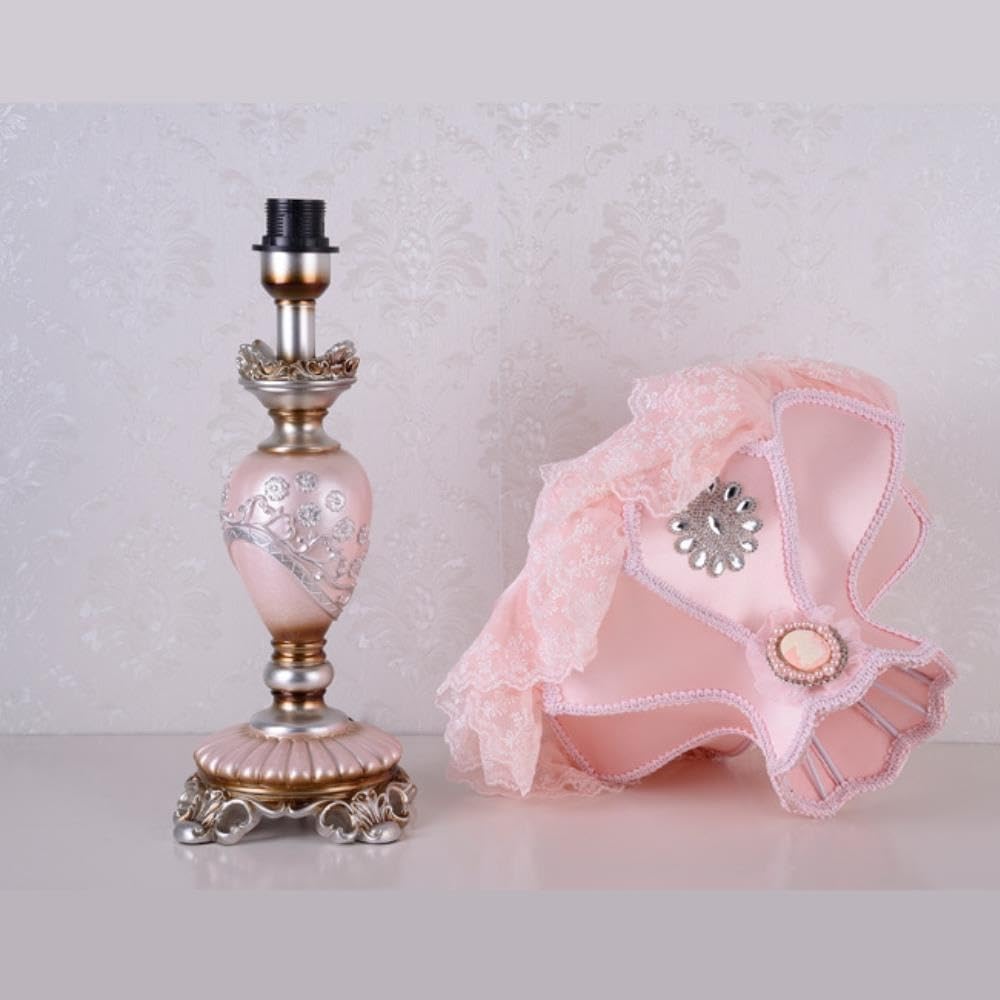 Lampada vintage in pizzo, luce ambientale romantica sul comodino | Pizzo vintage, base in resina, paralume in tessuto, dipinto a mano, luce ambientale