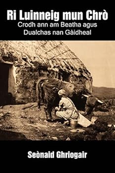 Paperback Ri Luinneig mun Chrò: Crodh ann am Beatha agus Dualchas nan Gàidheal [Gaelic] Book