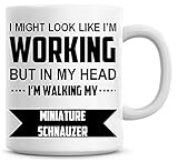 Kaffeetasse mit Aufschrift 'I Might Look Like I'm Working But in My Head I'm Walking My Miniature...