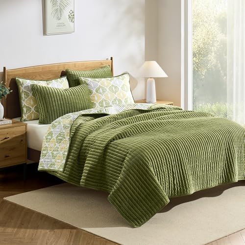Image of Wonderful King Quilt Set, Cotton Reversible Lightweight Comforter, Striped Channel Stitch Green Velvet Bedding with Ogee Printed, Breathable & Comfortable, Suitable for All Season Bedroom Use,106 inchx94 inch