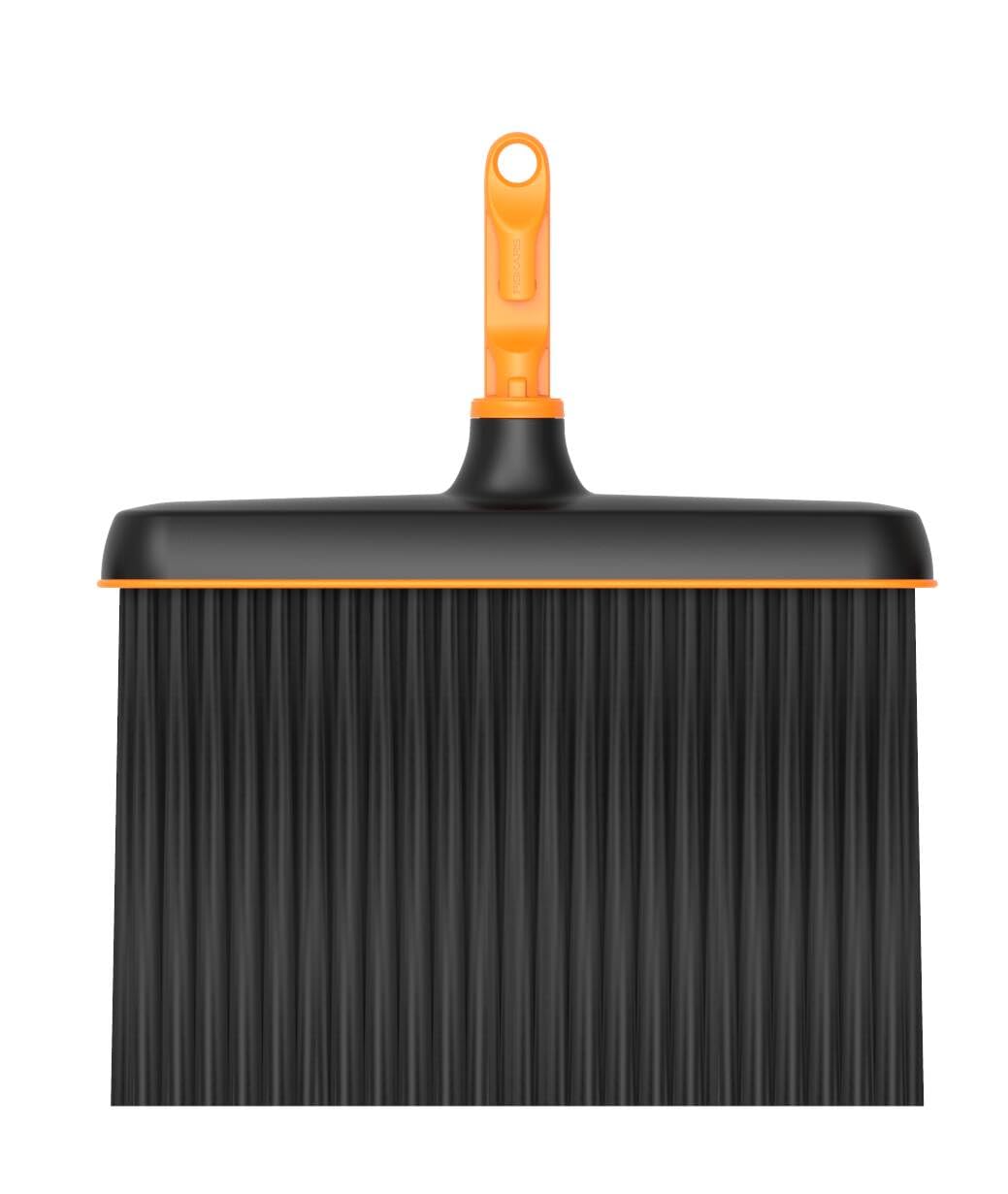 Fiskars OneClick Scopa, Robusta Testina per Sporco Grossolano e Foglie, Sostituzione Facile con un Solo Clic, Setole più Lunghe, Nero/Arancione, 1080699