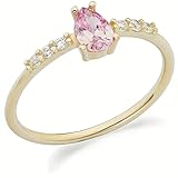 Anello da donna di Ambrosia della collezione Anelli 375. Anello in oro giallo 375 con zirconi bianchi e rosa. Larghezza centrale 6,00 mm, lunghezza centrale 4,00 mm, lunghezza zirconi laterali 14,70 mm, spessore 3,50 mm, misura anello 13. La referenza è KAAZ 022 Questo articolo verrà spedito con Scatola Originale Ambrosia