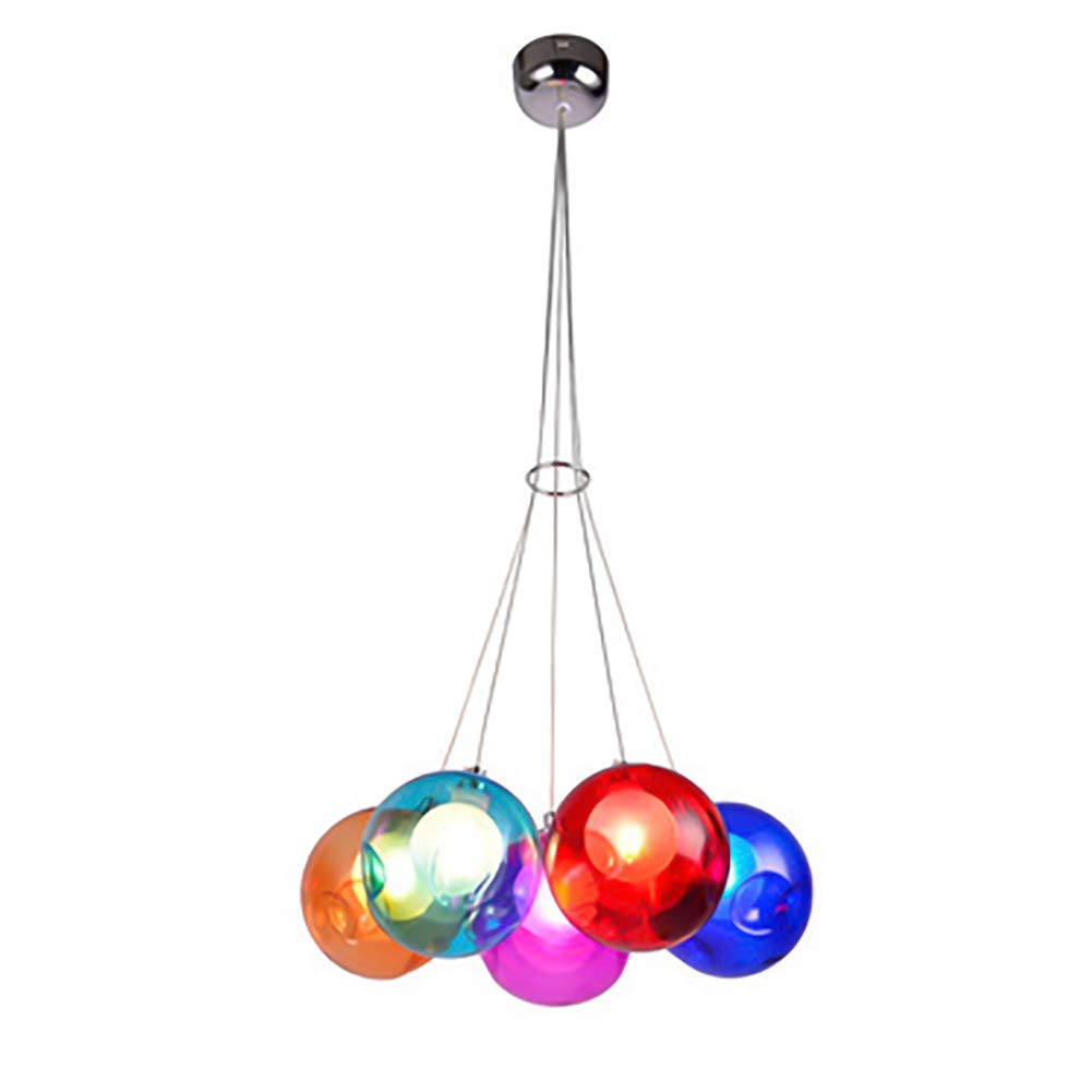 Luz colgante de color contra sombras en sala de estar
