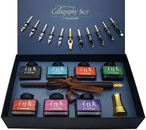 Set Calligrafia 22 Pezzi, include 7 inchiostri a bottiglia, 12 Pennini Calligrafici, penna in legno, portapenne dorato e libretto di introduzione Set Calligrafia 22 Pezzi, include 7 inchiostri a bottiglia, 12 Pennini Calligrafici, penna in legno, portapenne dorato e libretto di introduzione