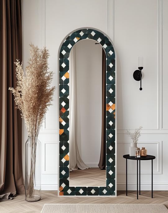 Specchio da pavimento con motivo geometrico scuro da 63,5 x 160 cm (larghezza x altezza), lunghezza completa, specchio da pavimento con cornice nera e cornice argentata