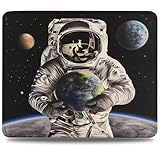 【Imperméable et Facile à Nettoyer】 Le revêtement imperméable du tapis de souris le protège efficacement des éclaboussures de liquide. Il est également résistant à la poussière et à la transpiration. En cas d'éclaboussure, les gouttes d'eau glissent facilement. Un simple coup de chiffon suffit pour le nettoyer et vous permettre de jouer ou de travailler sans interruption.