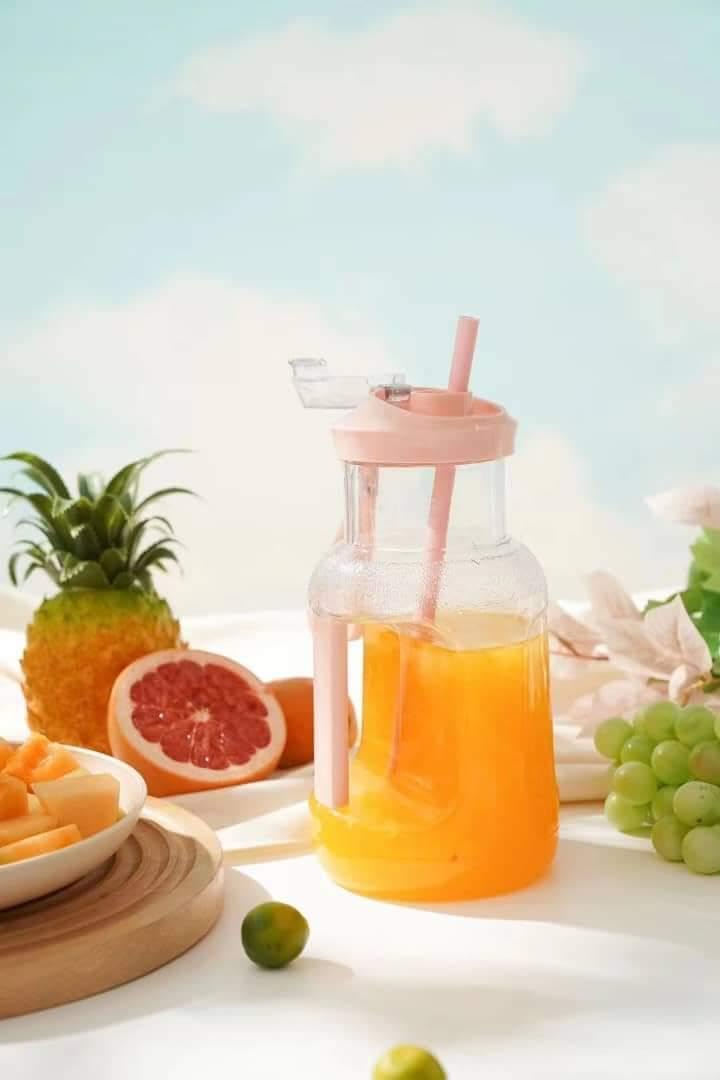 "Travel-Friendly USB Rechargeable Personal Blender with Detachable Cup - Blend On-The-Go!"