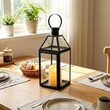 Tamaño universal para la mayoría de las ocasiones: tamaño de la linterna: 14 cm de largo x 15 cm de ancho x 34 cm de alto, 40,5 de alto con lazo. Utiliza velas de té, velas reales, velas votivas o pequeñas velas de hasta 7,5 cm x 10 cm y 10 cm x 15 cm. Hierro y cristal. Decoración rústica para interiores y exteriores: ideal para sala de estar, dormitorio, baño, comedor, pasaje de entrada, decoración de chimenea, decoración de mesa, patio, camino, entrada, estante, mesa, bar, cabinas de fotos, patio, porche, etc.