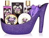 Los seductores efectos de brillo hacen que este conjunto de belleza llame la atención; los encantadores matices florales endulzan tu experiencia de baño con una delicada fragancia...