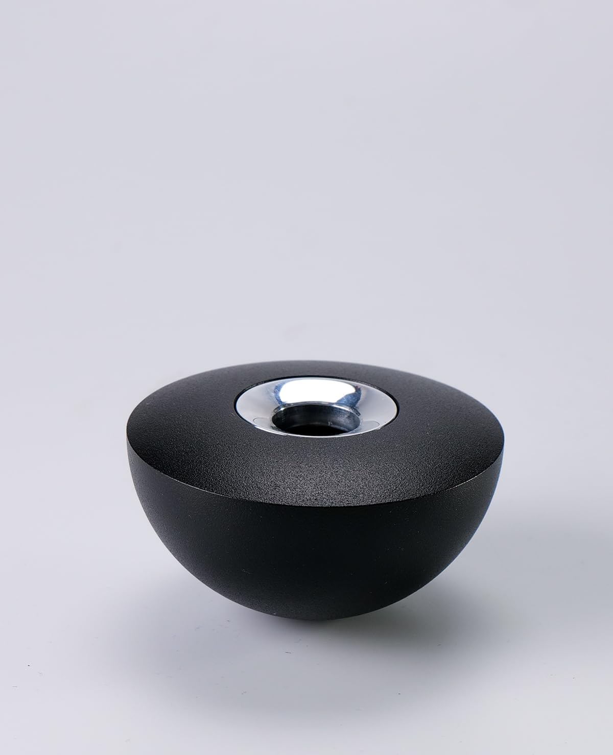 Moderner Aluminium Kerzenhalter, kippstabil & schaukelnd, für Stabkerzen & Teelichter, Elegantes Design, hochwertig & schwer – Rocky Kerzenständer (Schwarz)