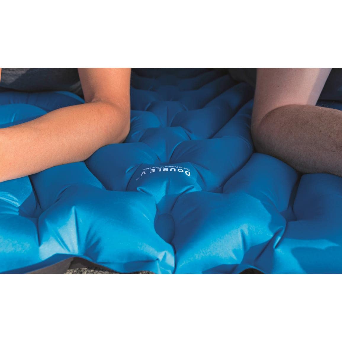 KLYMIT Matelas de Couchage Double V, 2 Personnes, Double Large (119,4 cm), léger et Confortable pour Le Camping, Les tentes pour Deux Personnes, Les Voyages et la randonnée
