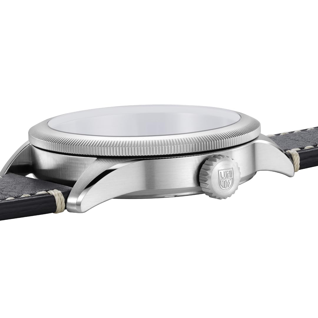 Luminox Air Pilot P-38 Lightning Pilotenuhr mit Armband aus Leder, in der Farbe: Schwarz, Gehäusedurchmesser: 42 mm, Wasserdichtigkeit: 100 Meter, XA.9527