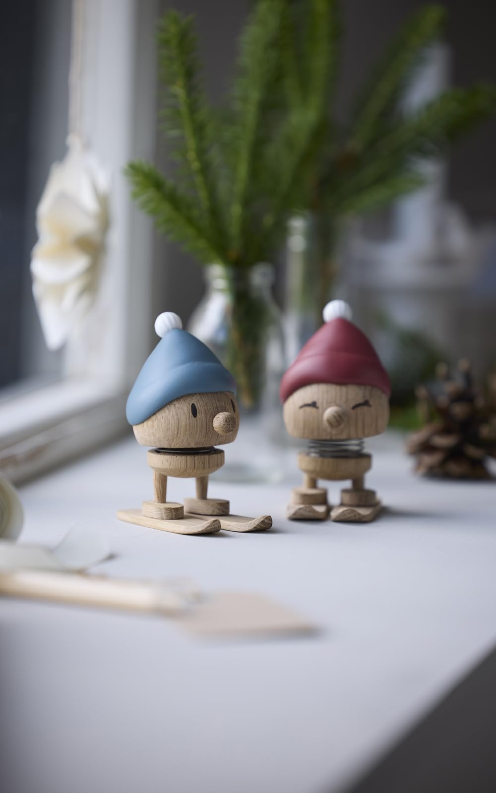 Hoptimist Skiing Bumble Décoration de Noël en Bois, Petite décoration hivernale, décoration Ski, Figurine Skieur pour Noël, diamètre 4,8 cm, Hauteur 9,6 cm, Petit Format, chêne/Baie