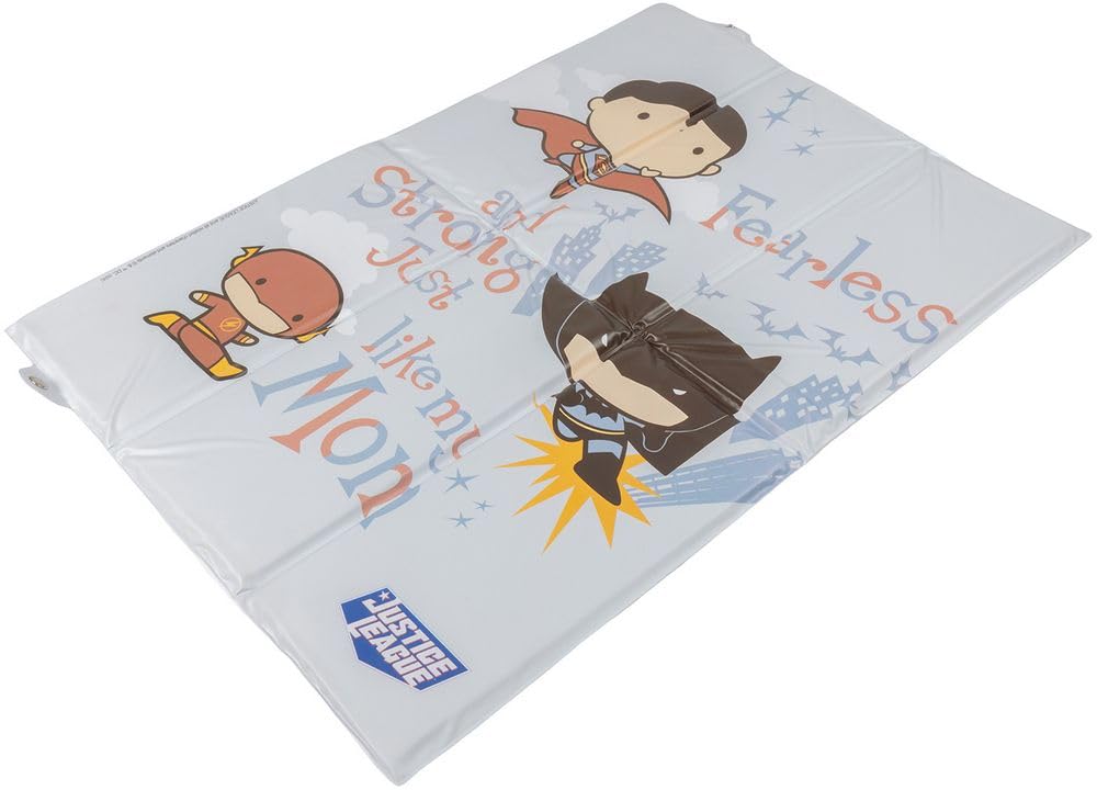 Table à langer pliable Warner Bros Justice League pour enfants, parfaite pour voyager, peu encombrante, souple et équipée d'une fermeture à bouton, dimensions 61 cm x 39 cm