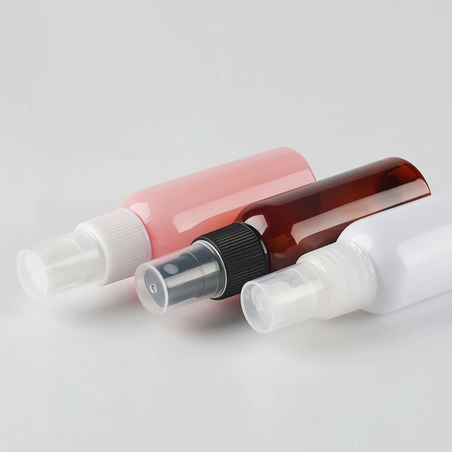 50 Stück Leer 50ml Braun Plastik PET Sprühflasche Reise Zerstäuber mit Schwarz Sprühkopf, Klein Feinen Nebel Parfümzerstäuber Reiseflaschen mit 4x Trichter