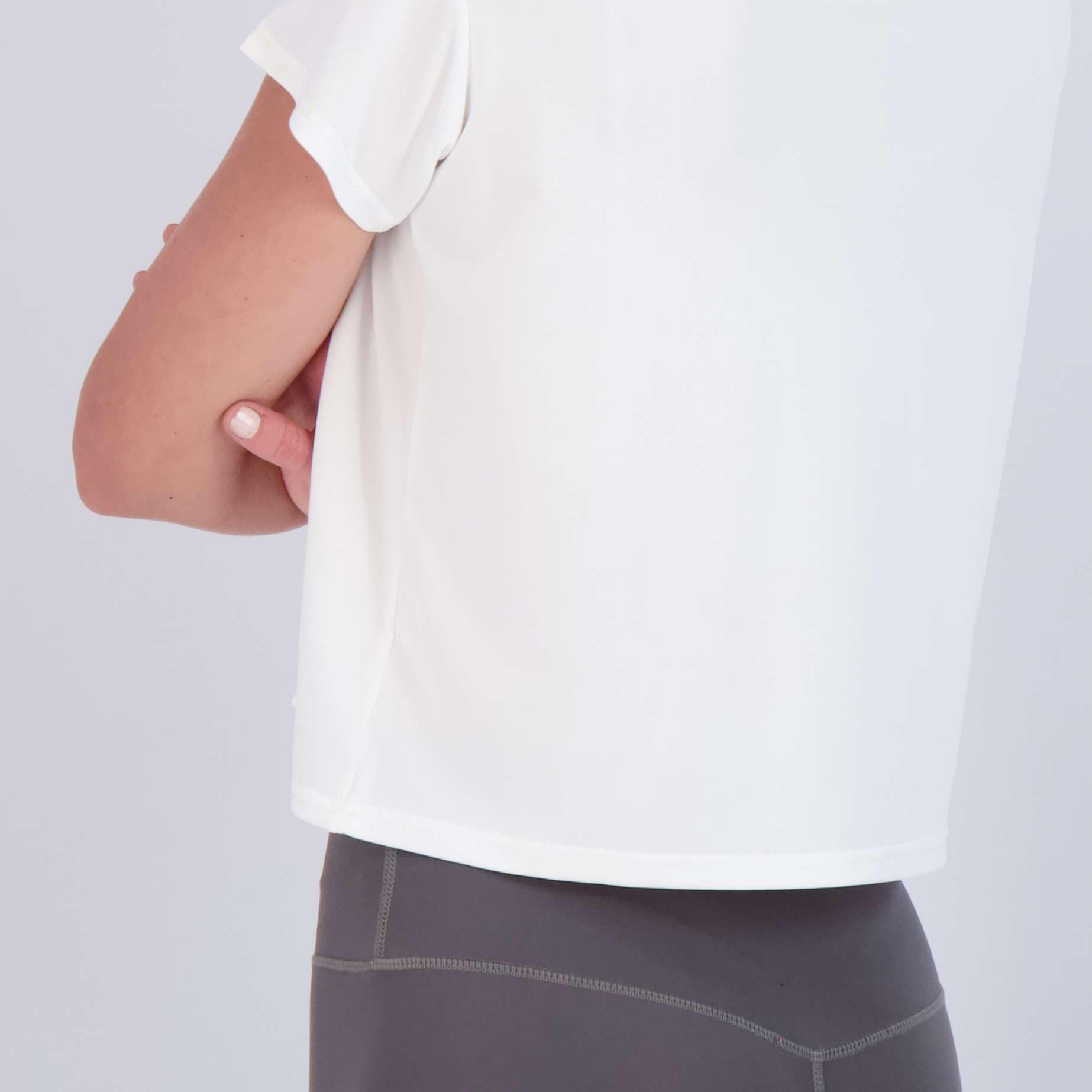 Real Essentials Damen Crop Top T-Shirt | Erhältlich in Übergröße, feuchtigkeitsableitendes Cropped-T-Shirt, Rundhalsausschnitt, Yoga, Laufen, Wandern, Bewegung