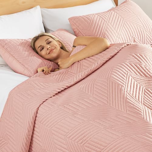 Exclusivo Mezcla California King Quilt Bedding Set, Lightweight Blush Pink Oversized King Bedspreads Soft Modern Geometric Coverlet Set for All Seasons (1 Quilt and 2 Pillow Shams)