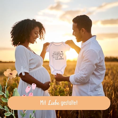 Amari ® Babybody zur Schwangerschaft Verkünden – Lustiger Strampler für Oma, Opa, Tante & Onkel – Geschenk zur Schwangerschaftsverkündung und Baby Überraschung (Liebe)