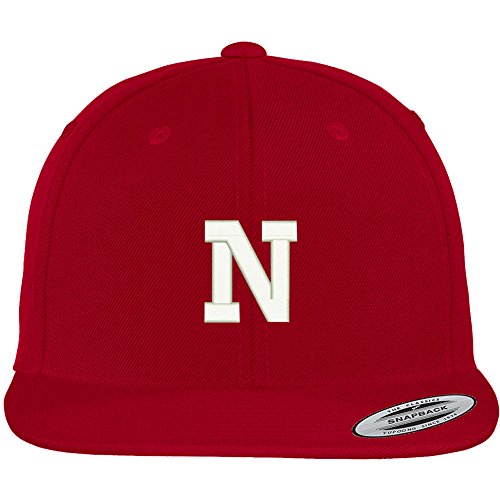 Gorra bordada roja estilo varsity con letra N miniatura 1