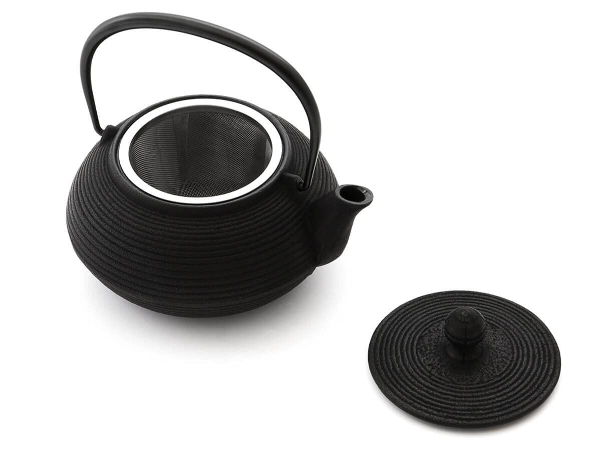 Iwachu Teekanne Gusseisen. Japanische Kyusu Senbiki, Original, Schwarz 650ml, 0,65 Liter Sieb-Einsatz Edelstahl. Innen Emailliert