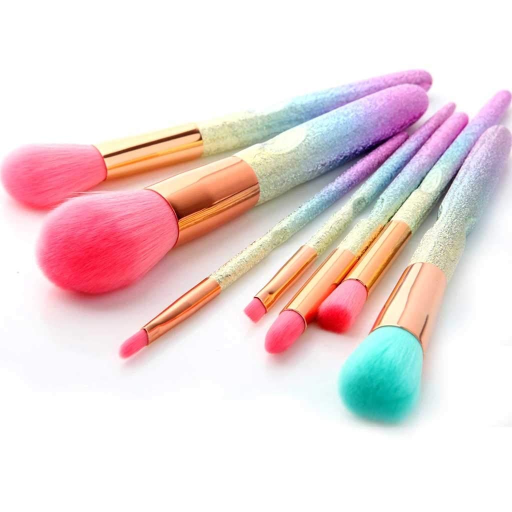 Pinceaux de maquillage arc-en-ciel pour un teint lumineux au quotidien