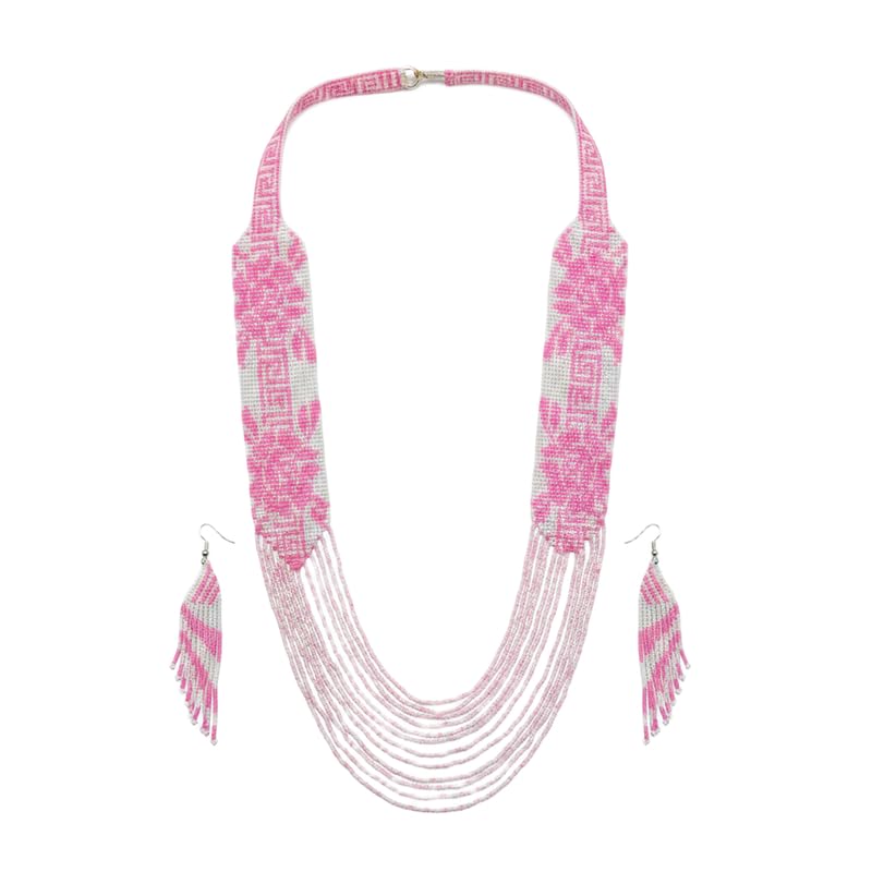 Conjunto de collar y pendientes artesanal con cuentas de semillas y diseño floral