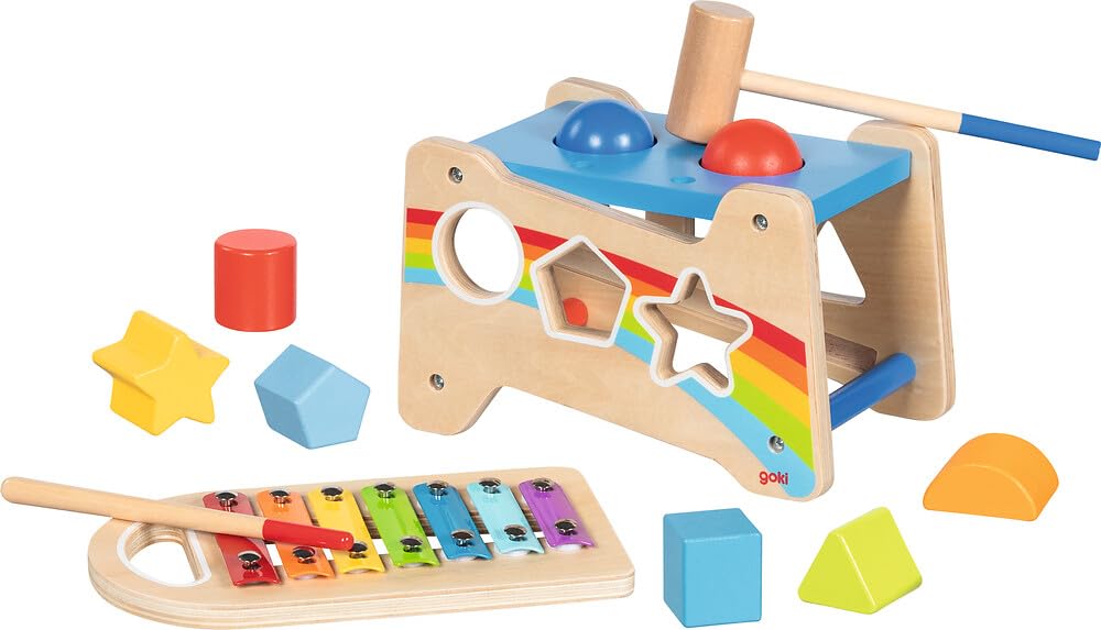 goki 58304 - Panca a martello con xilofono e funzione di smistamento, 12 pezzi, giocattolo motorio in legno con suoneria estraibile – panca 3 in 1, scatola di smistamento, xilofono