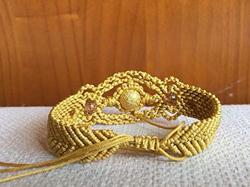 Pulsera, brazalete macrame dorado hecho a mano con cuenta grande polvo de estrella y rocallas cristal. Cierre ajustable