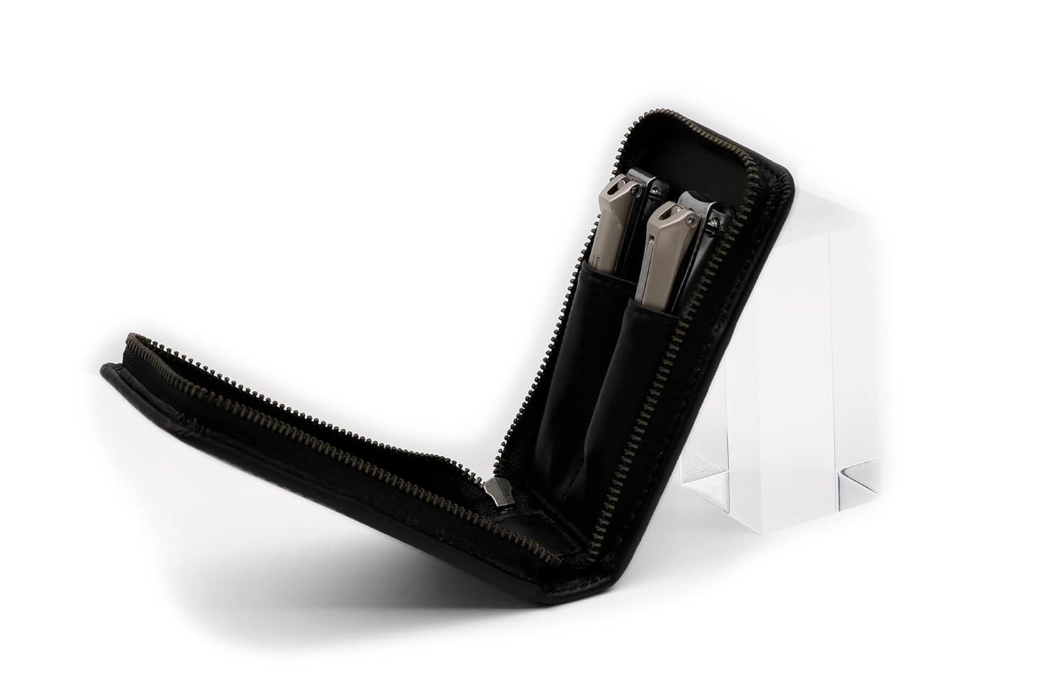 Seki EDGE Takumi No Waza 2-piece Grooming Kit clippers stored in the leather case.