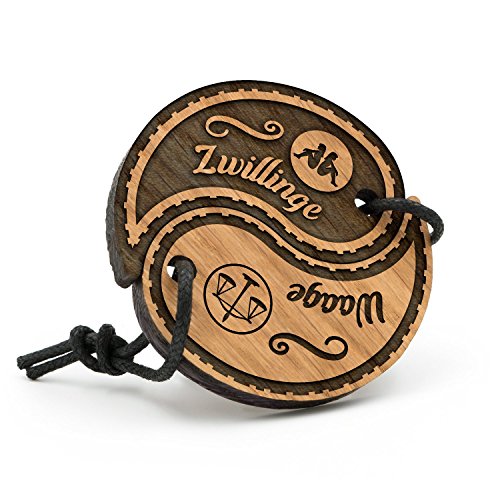 Preisvergleich Produktbild Fashionalarm Partner Schlüsselanhänger Yin Yang Zwillinge - Waage aus Holz mit Gravur / Geburtstag Geschenk Idee Paare Sternzeichen Horoskop