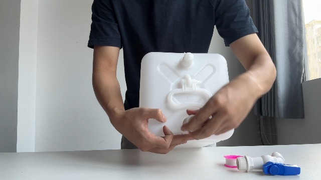 Tanque de agua de gran capacidad con grifo para uso doméstico y al aire libre - Cubo portátil y duradero de almacenamiento de agua de plástico (4 galones) miniatura 7