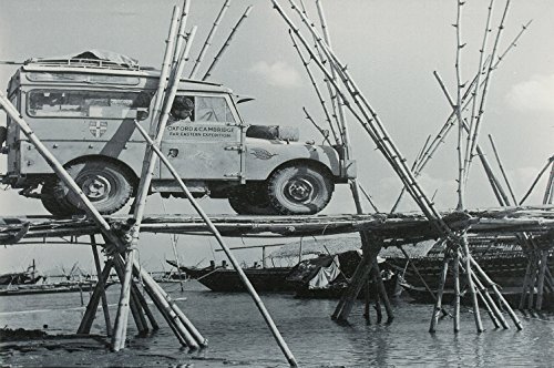 Land Rover Série 1 traversant un pont de bambou - Image imprimée sur toile - En noir et blanc Cover