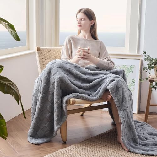 NEWCOSPLAY Super Soft King Blanket Grey Premium Silky Flannel Fleece 3D Checkered Lightweight Bed Blanket All Season Use (Grey Checkered, King(90"x110"))