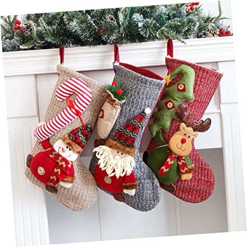 Noël décorations pour le sapin familial et chaussettes tricotées