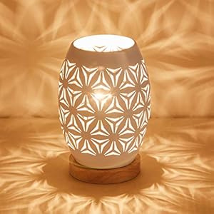OuXean Unique belle lampe de table en métal blanc au design creux E27 60W avec interrupteur de câble lorsqu’elle est allumée, la lumière s’échappe à travers les espaces et jette l’éclairage de chevet