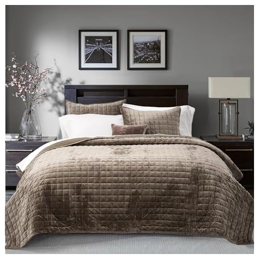 RECYCO Luxury Velvet Quilt Set King Size Bedding Sets, Ultra Soft Velvet Comforter Set, Lightweight Channel Box Stitch Oversized Bedspread Coverlet for All Season, with 2 Shams, Mocha Brown