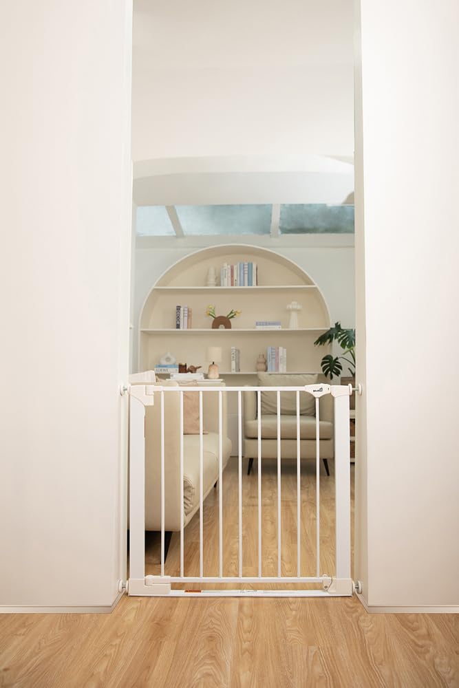 Safetots Barrière de Sécurité avec Barre de Seuil Extra Basse, Passage Extra Bas, Barrière en Une Pièce pour Escaliers, Couloirs et Portes, Bébés et Tout-Petits, 75cm - 82cm, Couleur Blanc
