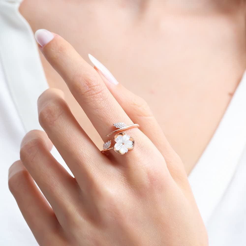 Anello regolabile in argento color oro rosa con motivo a magnolia in fiore ornato di strass