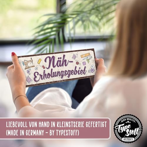TypeStoff Holzschild mit Spruch – Näherholungsgebiet – im Vintage-Look mit Zitat als Geschenk und Dekoration zum Thema Nähen und Nähmaschine – HS-01292