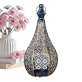 Design Envoûtant et Artisanal : Ces porte-bougies en métal ajouré présentent des motifs enchanteurs et un travail artisanal raffiné. Ils créent une atmosphère chaleureuse et une ambiance romantique parfaite pour les dîners ou les soirées cocooning. Cet élément décoratif élégant sublime n'importe quel intérieur et séduit vos invités par son charme intemporel et son savoir-faire artistique.