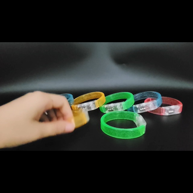 8 Braccialetti Luminosi LED Per Feste - Colorati, Fluorescenti, Con Batteria A Lunga Durata Per Compleanni E Eventi - Foto 6