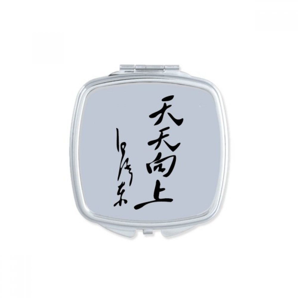 Miroir de poche à la main pour vos retouches maquillage lors de vos déplacements