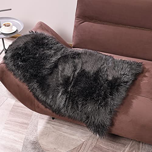 YIHAIC, Kunstfell, Teppich aus Schafsfell, dekorativ, lange Haare, Imitat aus Baumwolle, perfekt als Bettvorleger, Badezimmer-Teppich oder fürs Sofa 75 x 120cm Schwarz