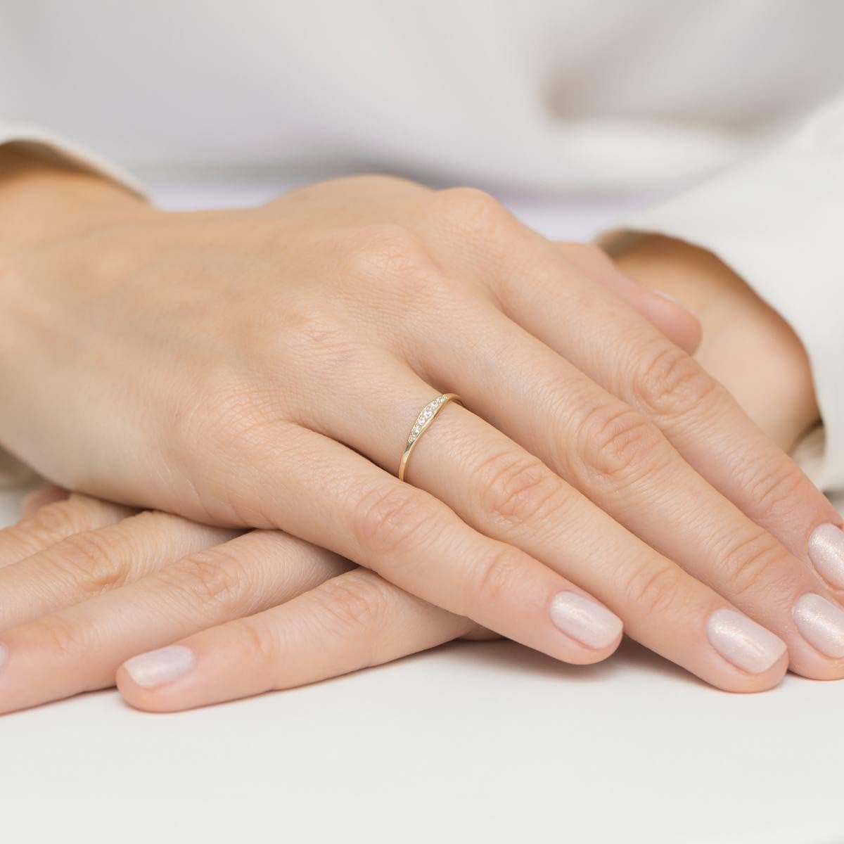 MARKO Eleganter Damenring aus 333 Echtgold – Feine Goldschiene mit funkelnden Zirkonia | Zeitloser Verlobungsring & Eheringe Ring Gold Damen | Vorsteckring Schmuck Gold Jewelry