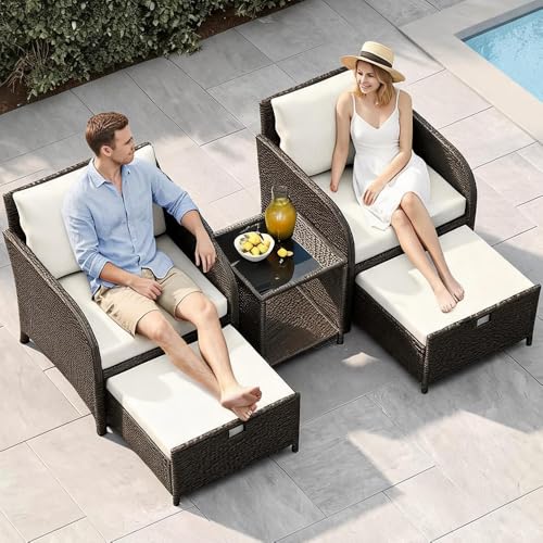 Garvee Conjunto De Salón De Jardín 5 Piezas En Ratán PE – Sillas con Reposapiés, Mesa De Cristal Templado – Cojines Acolchados, Mobiliario Resistente Terraza, Balcón y Jardín, Color Beige