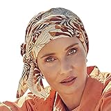 Este turbante de bambú fino está fabricado en una hermosa y clásica impresión en azul celeste con un pequeño detalle de color camel. Con todos estos detalles, puedes crear fácilmente tu propio look. Para ejemplar, dobla el interior sólido de la cabeza hacia arriba y crea otro contraste. Con tu turbante Beatrice tendrás opciones de estilo infinitas.