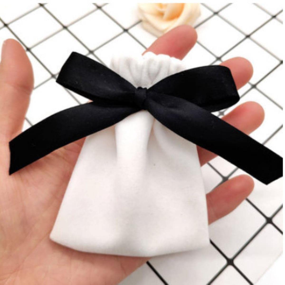 Samt-Geschenktüten, Schmuckband, Logo, Staubbeutel, 7 x 9 cm, 10 x 12 cm, 12 x 15 cm, 50 Stück Wimpern, Make-up, Lippenstift, Kordelzug, 50 Stück schwarze Bänderbeutel, 10 x 12 cm