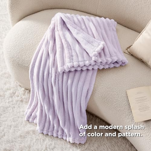 BEDSURE Kuscheldecke für Zimmer Deko - Wolldecke & Fleecedecke, Sofadecke, Weiche Warme Grobe Korddecke für Couch, Geschenke für Frauen, Tagesdecke, Lavendel, 150 x 200 cm