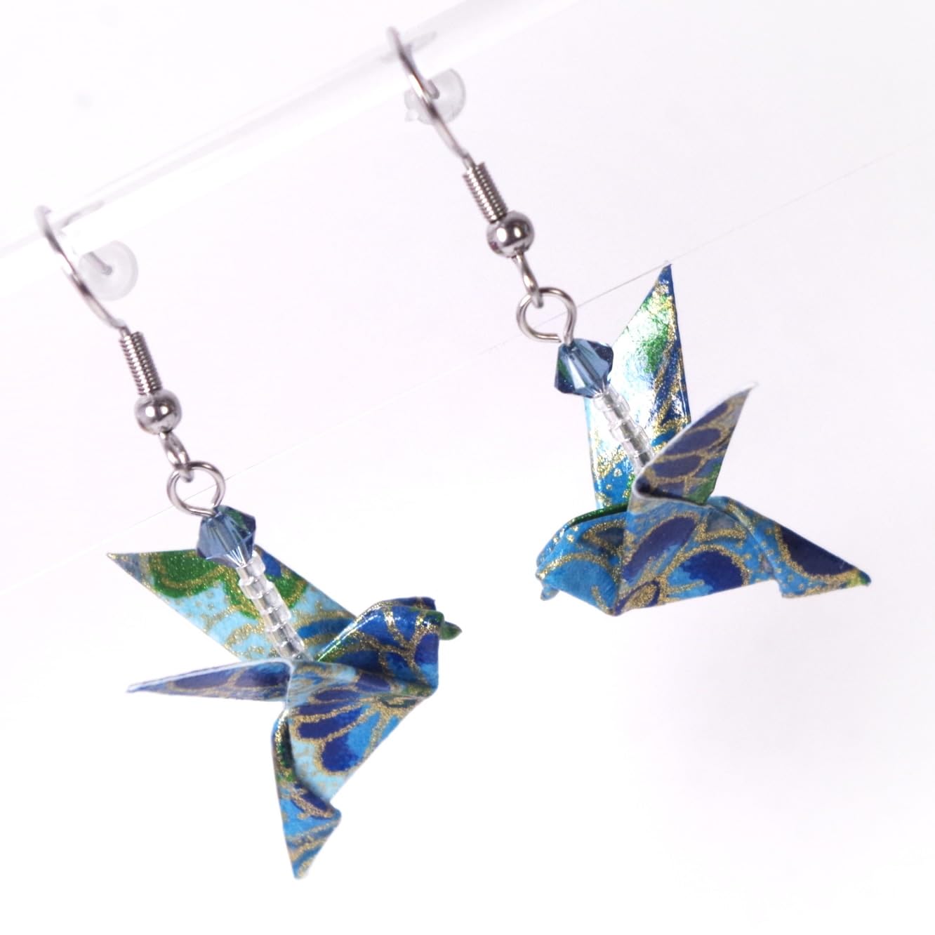 Boucles d'oreilles colombes origami (Fleurs bleues sur fond bleu clair)