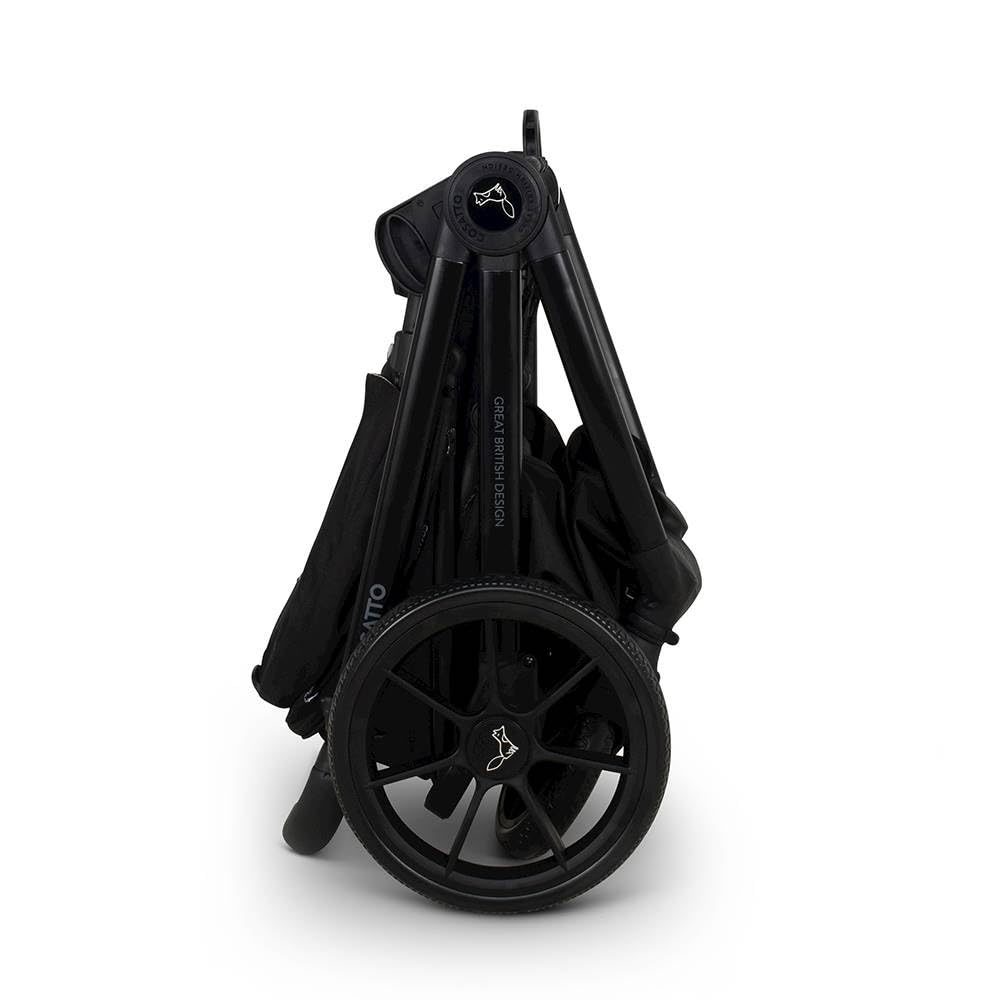 Cosatto Kinderwagen Set 3 in 1, Flach liegende Babywanne, Kinderwagenset, R129 Sportsitz, Babyschale und ISOFIX Basis, Wickeltasche & Regenschutz, 0-25kg (Foxed)